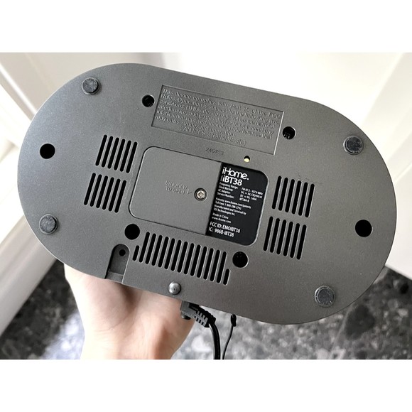 iHome iBT38 Bluetooth USB Charging Speakerphone Stereo Dual Alarm FM Clock Radio - Picture 3 of 6